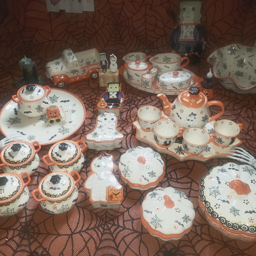 Collectible BOOFETTI Halloween Bakeware Sets!
